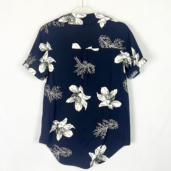 LULAROE |💙🌺 Navy Blue & White Hawaiian Floral Print Burton-Up Short-Sleeved Top - Picture 3 of 10